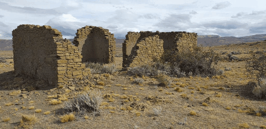 Ruinas de piedra de Puerto Irma, junto al Lago Argentino